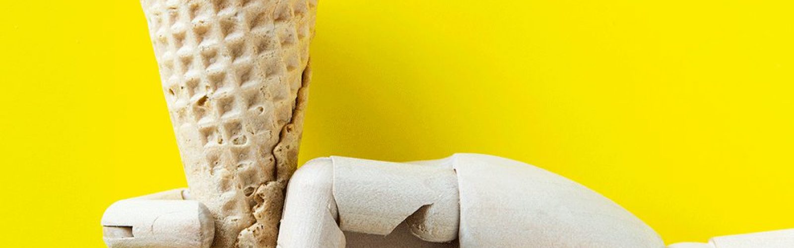 robot-hand-holding-light-bulb-ice-cream